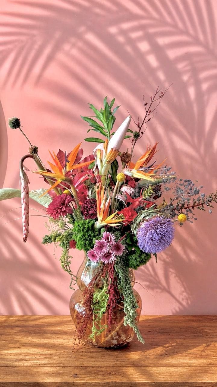 Mono tocando tuba con flores brotando